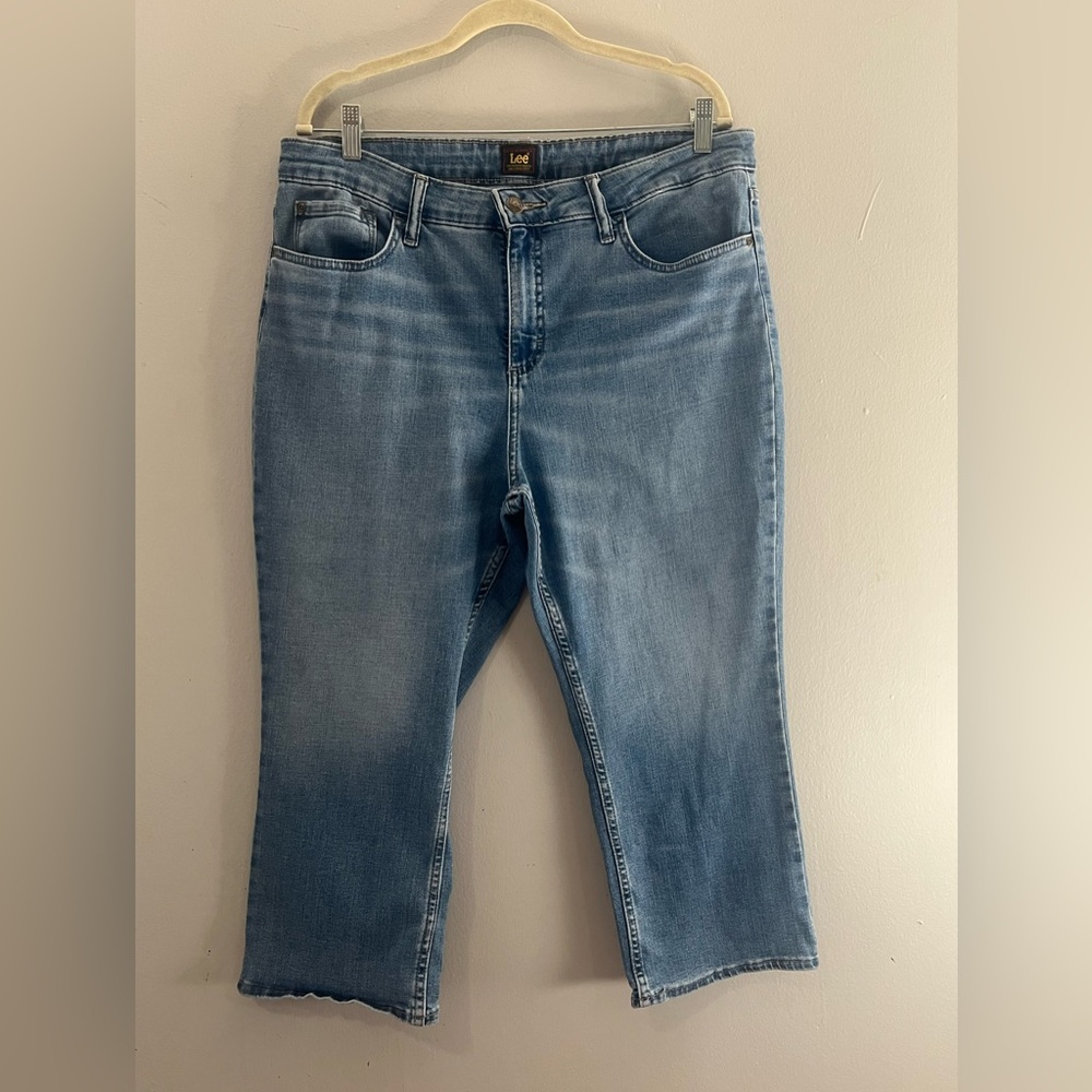 Lee Women Size 16 M Capri Pants 36X 22 Blue Denim  MidRise Stretch